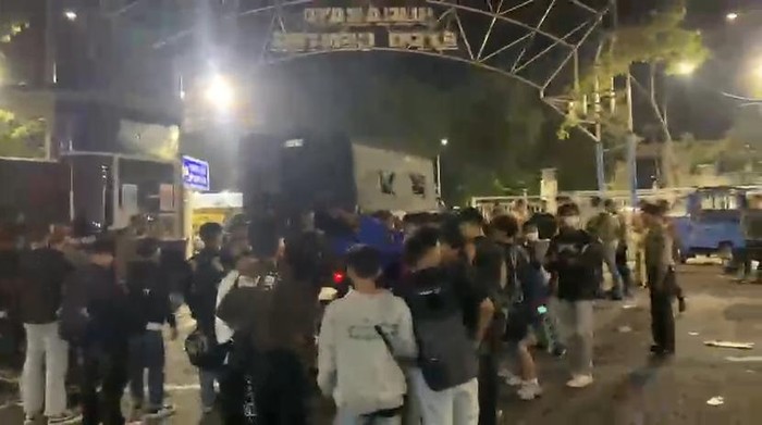 Konser musik di Jalan Kusuma Bangsa, Surabaya dibubarkan aparat karena tak kantongi izin