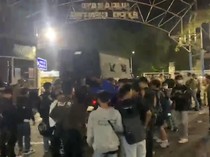 Konser Musik di Surabaya Dibubarkan, Penonton Sempat Tutup Jalan