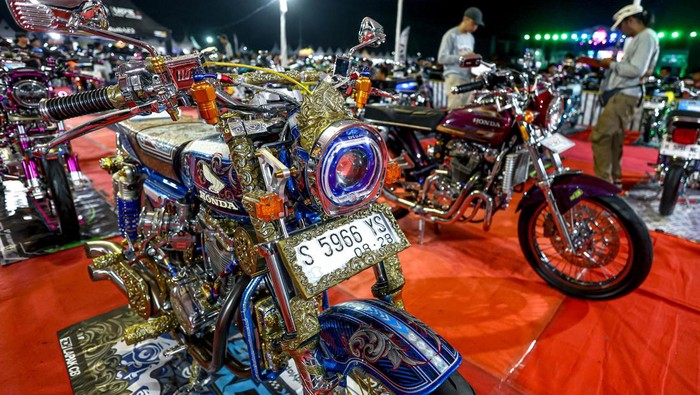 Juri menilai sepeda motor modifikasi saat kontes modifikasi motor klasik di Warujayeng, Nganjuk, Jawa Timur, Sabtu (11/10/2025). Kontes otomotif modifikasi yang merupakan bagian dari kegiatan komunitas CB Bekicot ke-12 tersebut diikuti oleh ribuan peserta dari berbagai daerah sebagai wadah bagi pecinta motor klasik untuk mengekspresikan kreativitasnya sekaligus ajang silaturahIm. ANTARA FOTO/Muhammad Mada/NYM.