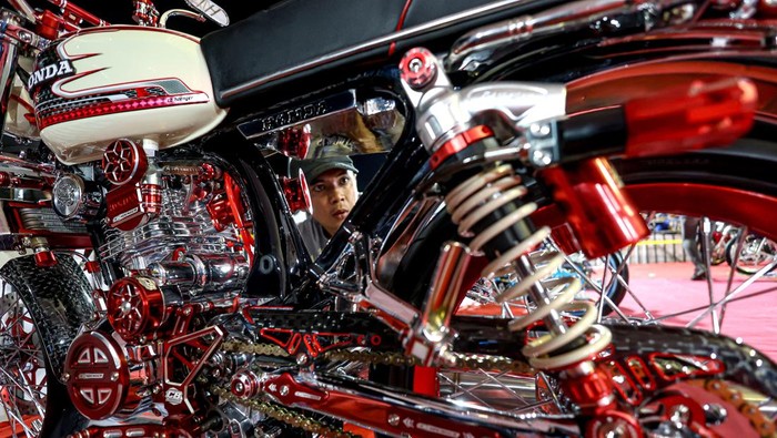 Juri menilai sepeda motor modifikasi saat kontes modifikasi motor klasik di Warujayeng, Nganjuk, Jawa Timur, Sabtu (11/10/2025). Kontes otomotif modifikasi yang merupakan bagian dari kegiatan komunitas CB Bekicot ke-12 tersebut diikuti oleh ribuan peserta dari berbagai daerah sebagai wadah bagi pecinta motor klasik untuk mengekspresikan kreativitasnya sekaligus ajang silaturahIm. ANTARA FOTO/Muhammad Mada/NYM.
