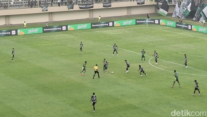 Laga PSS Sleman vs Kendal Tronado FC di Stadion Maguwoharjo, Sleman, Minggu (12/10/2025).