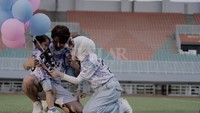 Lesti Kejora bersama Billar dan kedua anak mereka tertawa memandang foto USG. Alhamdulillah ada sebuah kabar baik dari kami, ucap Rizky Billar. Foto: Instagram @lestikejora