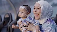 Lesti Kejora dan Leshia semringah melihat Abang L membobol gawang Billar. Foto: Instagram @lestikejora