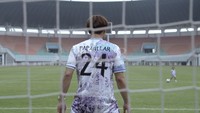 Abang L bersiap menendang bola ke gawang Rizky Billar. Tendangan Abang L membobol gawang yang dijaga Billar. Foto: Instagram @lestikejora