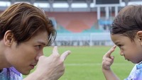 Namun, Rizky Billar justru menyebut Abang L masih bayi. Mendengar ucapan itu, Abang L justru menantang sang ayah dengan bertanding bola, dilihat pada Minggu (12/10/2025). Duh... ekspresi Abang L dan Papa Billar serius banget nih. Foto: Instagram @lestikejora