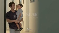 Lesti Kejora mengumumkan hamil anak ketiga melalui video yang diunggah di akun Instagram pribadinya. Video diawali dari Abang L yang meminta Rizky Billar untuk menurunkannya dari gendongan karena sudah besar. Foto: Instagram @lestikejora