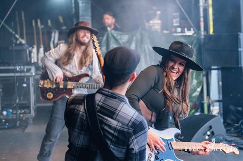 Maggie Baugh, Gitaris Cantik yang Lagi Dekat dengan Keith Urban
