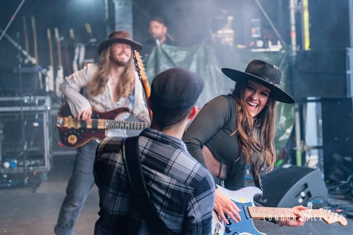 Maggie Baugh, Gitaris Cantik yang Lagi Dekat dengan Keith Urban