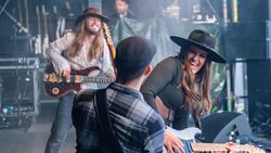 Maggie Baugh, Gitaris Cantik yang Lagi Dekat dengan Keith Urban