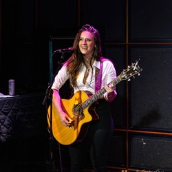 Maggie Baugh, Gitaris Cantik yang Lagi Dekat dengan Keith Urban