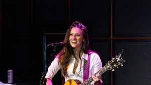Nama Maggie Baugh mencuat setelah beberapa kali posting foto kebersamaan saat lagi manggung. Bahkan Keith Urban ikutan ganti lirik lagu dengan nama Maggie.  Foto: Dok.Maggie Baugh/ Instagram