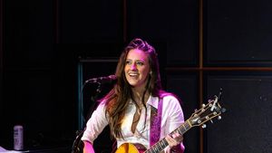Maggie Baugh, Gitaris Cantik yang Lagi Dekat dengan Keith Urban
