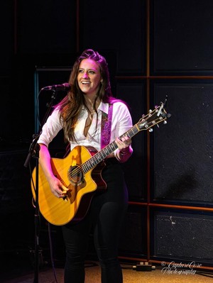 Maggie Baugh, Gitaris Cantik yang Lagi Dekat dengan Keith Urban