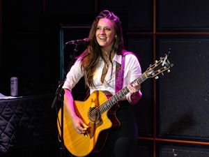 Maggie Baugh, Gitaris Cantik yang Lagi Dekat dengan Keith Urban