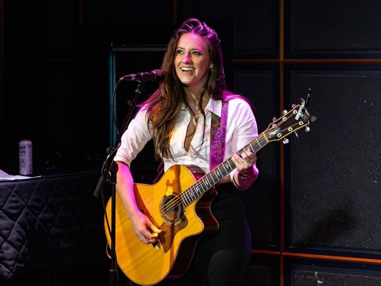Maggie Baugh, Gitaris Cantik yang Lagi Dekat dengan Keith Urban