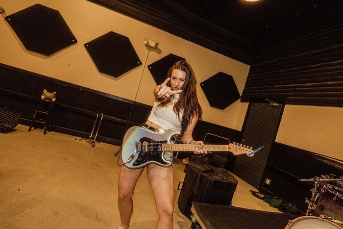 Maggie Baugh, Gitaris Cantik yang Lagi Dekat dengan Keith Urban