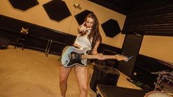 Maggie Baugh, Gitaris Cantik yang Lagi Dekat dengan Keith Urban