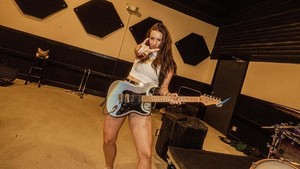 Dia berasal dari Florida Selatan dan mulai pindah ke Nashville untuk mengejar kariernya di bidang musik.  Foto: Dok.Maggie Baugh/ Instagram