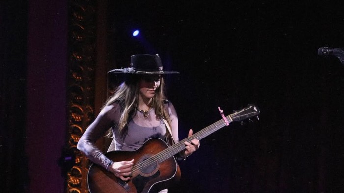 Maggie Baugh, Gitaris Cantik yang Lagi Dekat dengan Keith Urban