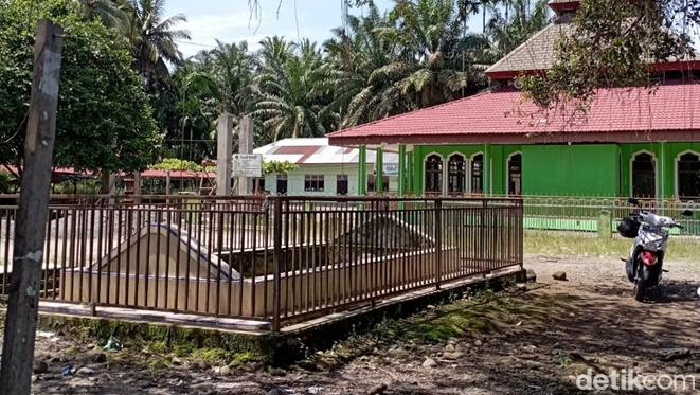 Penampakan Makam Inyiak Tambo berukuran Jumbo di Silambau, Pasaman Barat.