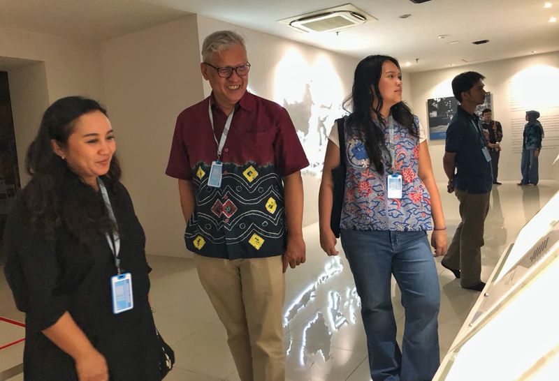 Marsha Widodo, Ignatia Nilu, serta Dr Gregorius Budi Subanar SJ mengunjungi Museum Diorama Arsip Jogja (DAJ), Sabtu (11/10) sore.