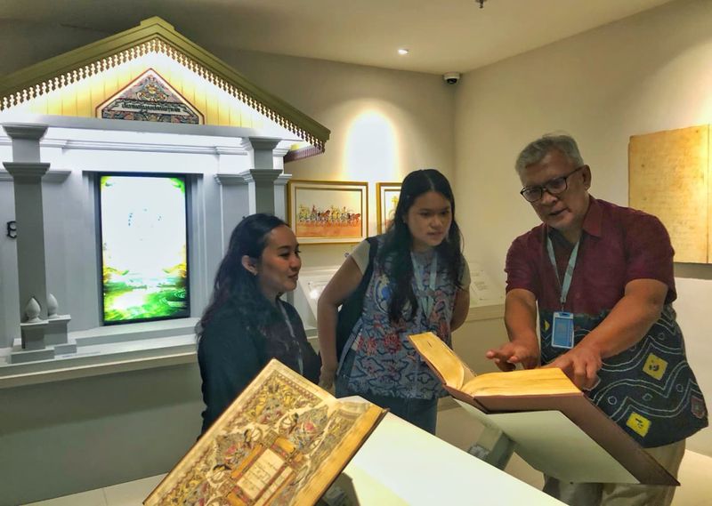 Marsha Widodo, Ignatia Nilu, serta Dr Gregorius Budi Subanar SJ mengunjungi Museum Diorama Arsip Jogja (DAJ), Sabtu (11/10) sore.