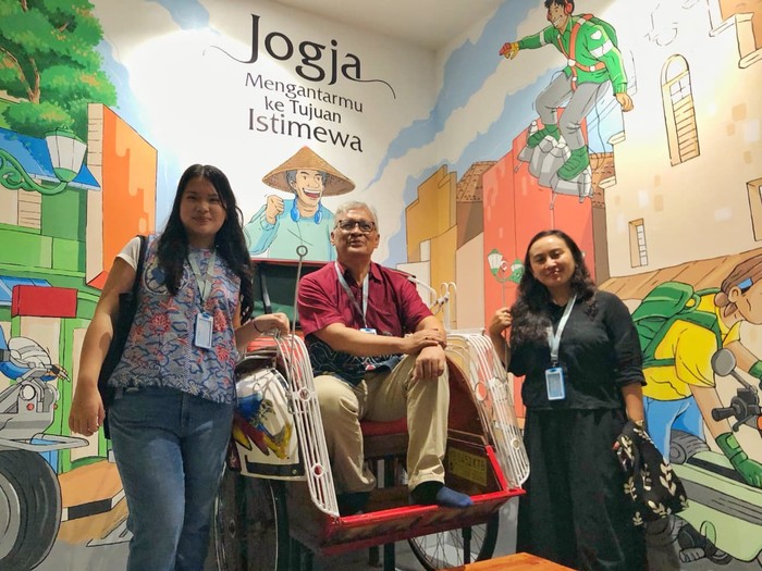 Marsha Widodo, Ignatia Nilu, serta Dr Gregorius Budi Subanar SJ mengunjungi Museum Diorama Arsip Jogja (DAJ), Sabtu (11/10) sore.