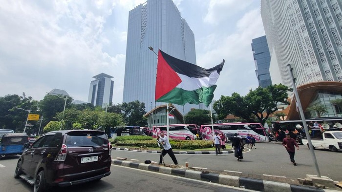 Massa membawa bendera Palestina berukuran besar saat demo (Taufiq/detikcom)