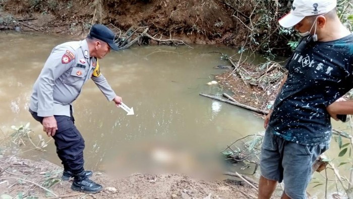 Polisi melakukan olah TKP penemuan mayat lansia di Muba