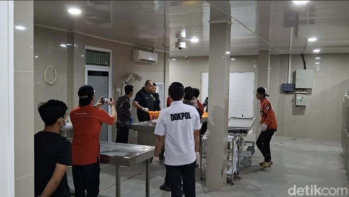 Jenazah seorang wanita di Palembang yang ditemukan tewas di kamar hotel saat dibawa ke RS Bhayangkara
