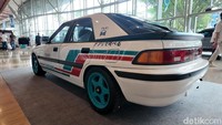 Tampilan luar Astina benar-benar berubah total. Warna putih bersih dipadukan dengan livery membuatnya mirip taksi Nagoya sungguhan. Detail body works dan pengecatannya dikerjakan dengan presisi hingga tampak seperti baru keluar dari dealer Jepang. Foto: Muhammad Hafizh Gemilang