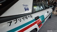 Mengintip ke dalam, bagian kabin juga menonjolkan kesederhanaan khas mobil harian Jepang. Namun yang menarik, penggunaan jok model bucket membuat kesan sporty-nya jadi kental juga. Panel interior direstorasi dengan teliti tanpa ubahan berlebihan, menghadirkan nuansa orisinal tapi tetap segar. Foto: Muhammad Hafizh Gemilang