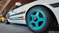 Gofar Hilman menyematkan pelek buatannya, Turbo Bastard Wheel (TBW), berwarna biru tosca. Dipadukan dengan ban GT Radial Champiro SX2 ukuran 195/50 R15 dan setup ceper, tampilannya makin sporty meski berkonsep taksi. Foto: Muhammad Hafizh Gemilang
