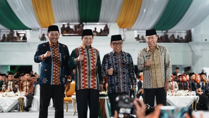 Menag RI Nasaruddin Umar (dua dari kiri) dan Menko PMK RI Pratikno (dua dari kanan) saat membuka STQH Nasional XXVIII di Kendari, Sabtu (11/10/2025).