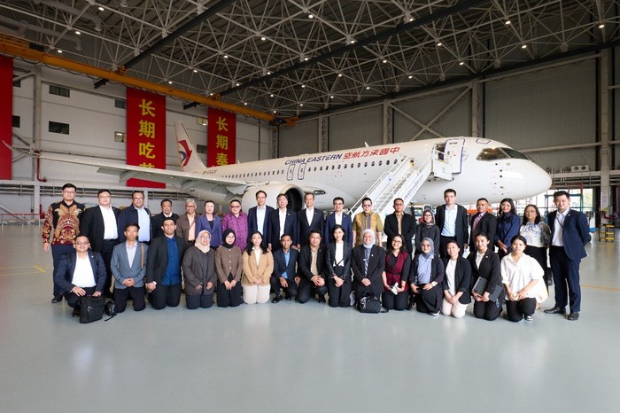 Menteri Transmigrasi M. Iftitah Sulaiman Suryanagara dalam kunjungannya ke perusahaan dirgantara China, Commercial Aircraft Corporation of China, Ltd (COMAC), Minggu (12/10).