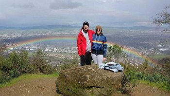 Wanita mengenakan jaket yang tepat pada saat pelangi muncul. Lokasi di Pleasanton Ridge, California. Foto: (Bored Panda)