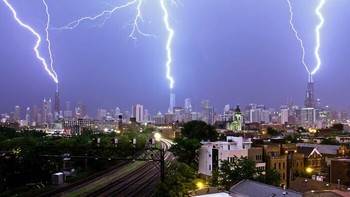 Tiga kali sambaran petir di Chicago. Foto: (Bored Panda)