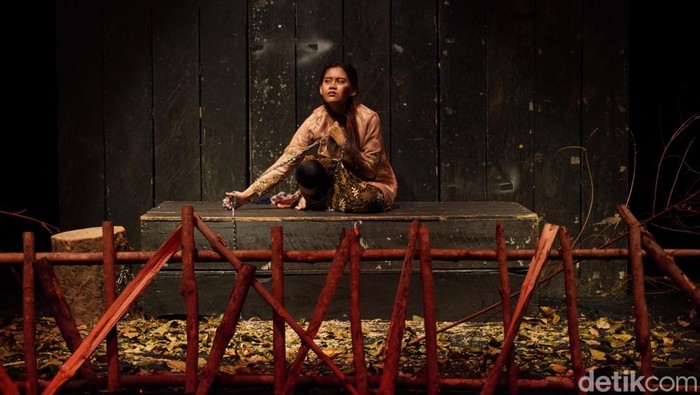 Pelakon Astria Angel memerankan monolog Tengkorak Batu yang menceritakan kisah-kisah hidup Hulubalang dari Kerajaan Jambi