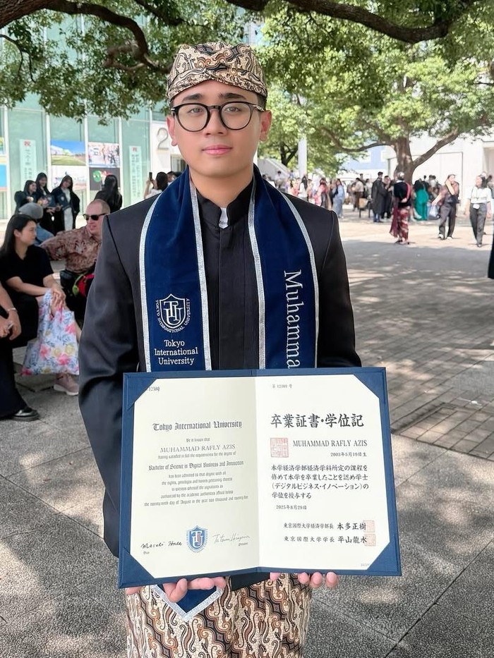 Muhammad Rafly Aziz, anak Mulan Jameela wisuda di Tokyo, Jepang.