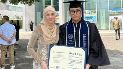 Mulan Jameela Hadiri Wisuda Putranya di Tokyo, Rafly Pakai Belangkon