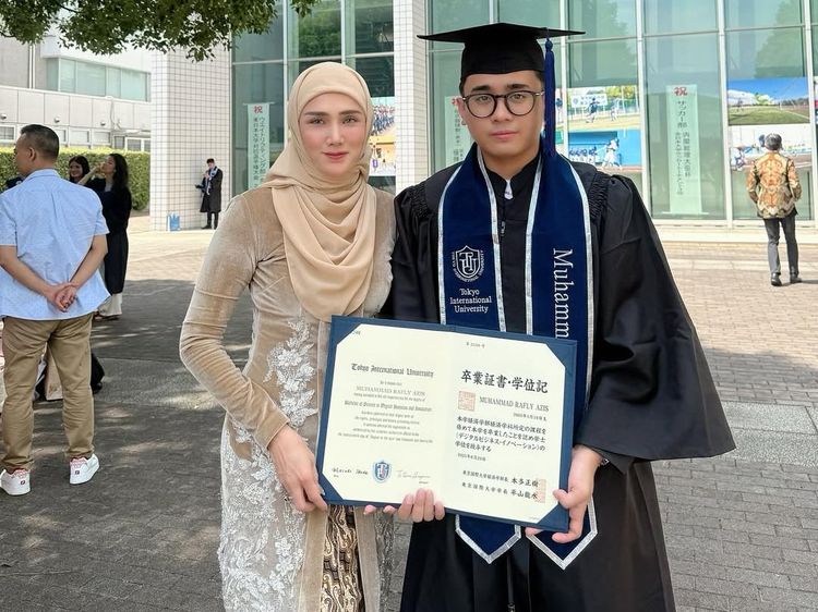 Mulan Jameela Hadiri Wisuda Putranya di Tokyo, Rafly Pakai Belangkon