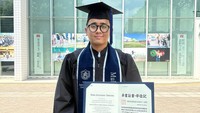 InshaaAllah ilmu yg di dapat bermanfaat utk km dan banyak org.. jangan lelah berusaha dan meminta terus sm Allah ya sayangku.. semoga Allah senantiasa membersamai km dalam setiap langkah dan cita2mu kedepan.. raihlah yg terbaik untuk dunia dan akhiratmu.. Semangat berjuang ke step selanjutnya sayang.. Dari bunda yang tiada lelah mendoakan dan mendukungmu.. Love you dunia akhirat, doa dan harapan Mulan Jameela untuk Rafly. Foto: Instagram @mulanjameela1