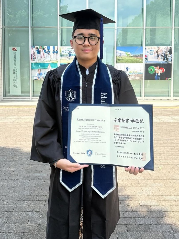 Muhammad Rafly Aziz, anak Mulan Jameela wisuda di Tokyo, Jepang.