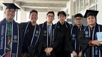 Rafly menyandang gelar B.Sc (Bachelor of Science in Digital Business & Innovation). Foto: Instagram @jaskolmiharry