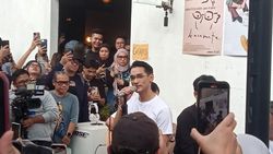 Afgan Pakai Kacamata Lagi, Digandrungi Fans Cewek di Blok M