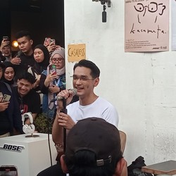 Afgan Bawa Nuansa Pop Lama yang Dirindukan Lewat Kacamata