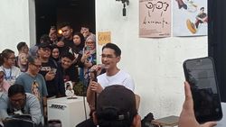 Afgan Pakai Kacamata Lagi, Digandrungi Fans Cewek di Blok M