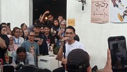 Afgan Pakai Kacamata Lagi, Digandrungi Fans Cewek di Blok M