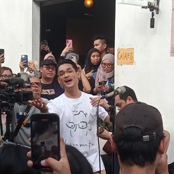 Afgan Pakai Kacamata Lagi, Digandrungi Fans Cewek di Blok M