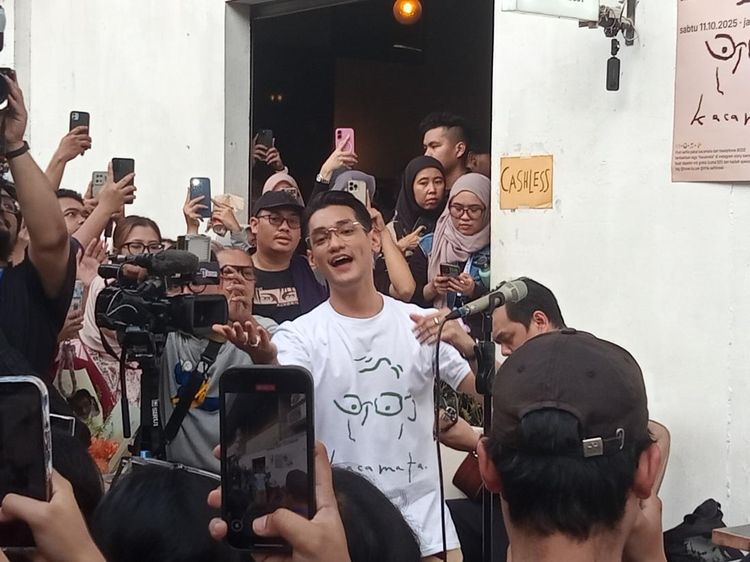 Afgan Pakai Kacamata Lagi, Digandrungi Fans Cewek di Blok M